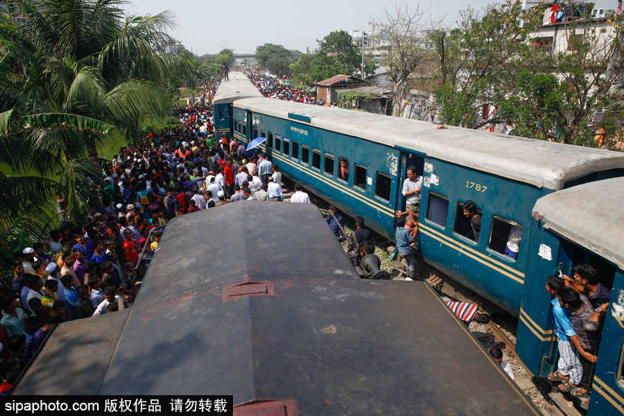 孟加拉國(guó)達(dá)卡郊區(qū)一輛火車(chē)脫軌 列車(chē)扭曲成“S”形