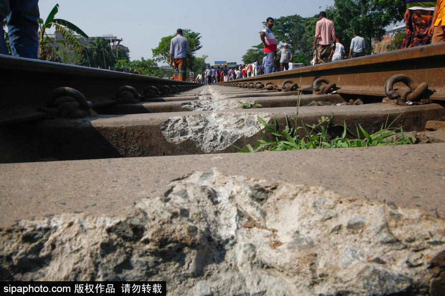 孟加拉國達(dá)卡郊區(qū)一輛火車脫軌 列車扭曲成“S”形
