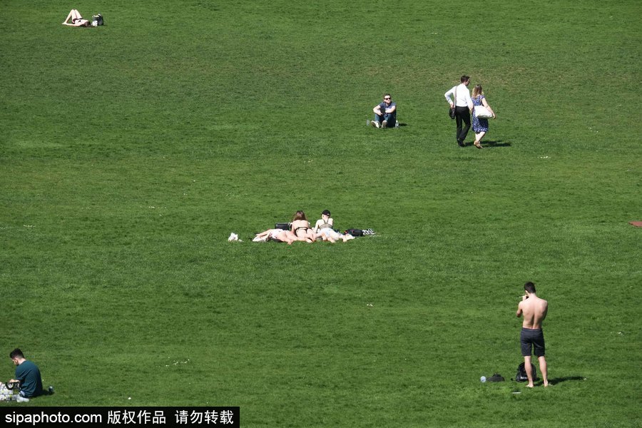 倫敦民眾樂(lè)享春日 扎堆公園草地享受日光浴