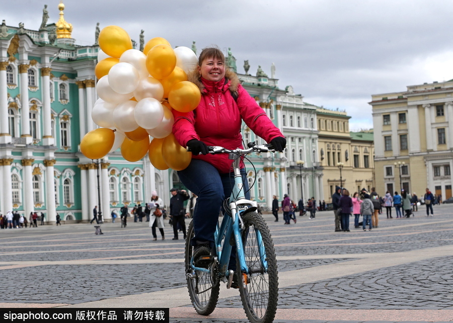 俄羅斯騎自行車(chē)的季節(jié)到了！花式騎車(chē)出行超逗趣