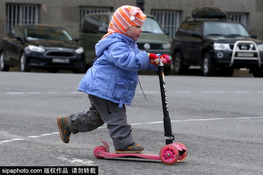 俄羅斯騎自行車的季節(jié)到了！花式騎車出行超逗趣