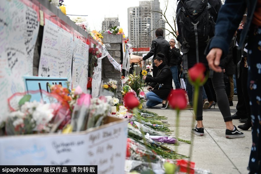 多倫多民眾聚集央街自發(fā)獻花 悼念貨車沖撞事故遇難者