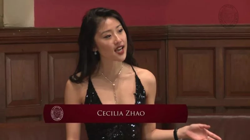 雙語新聞：牛津大學華裔美女辯手火了！到底是長得好還是說得好，網(wǎng)友們爭論很激烈啊