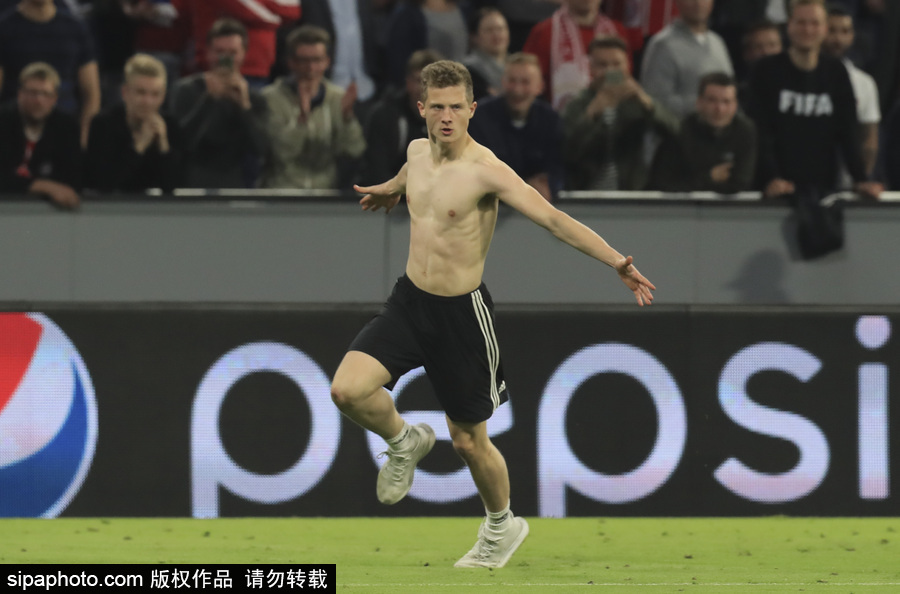 2017/18歐冠半決賽首回合：皇馬2-1拜仁 賽后狂熱球迷亂入場(chǎng)面尷尬