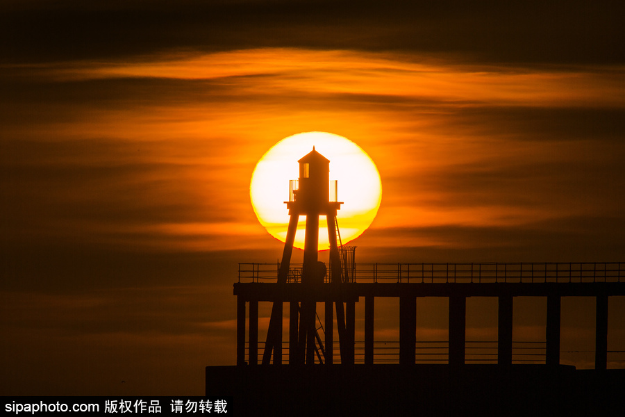 英國惠特比碼頭日出風(fēng)光 燈塔影影綽綽景色美