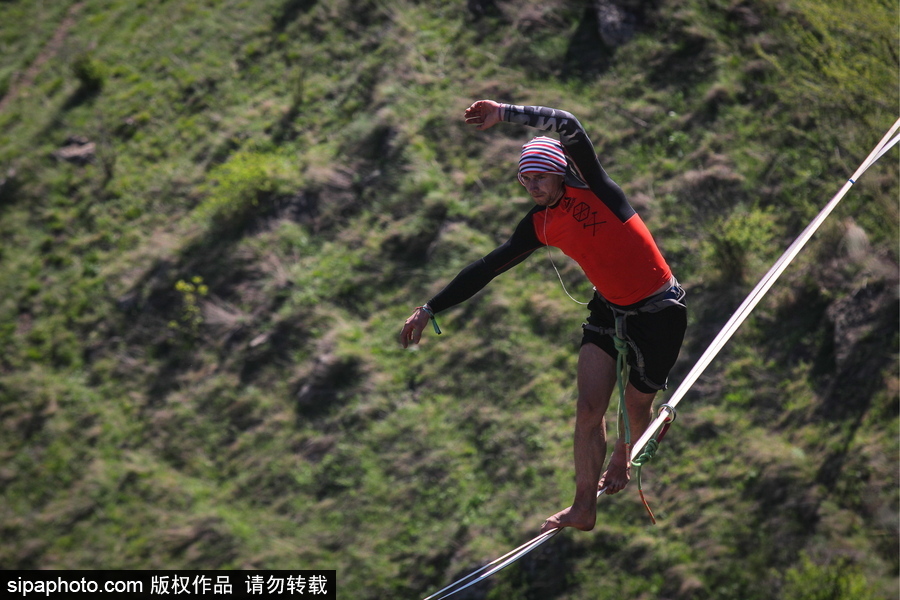 俄羅斯高空走繩節(jié)舉行 參賽選手高空炫技驚險刺激