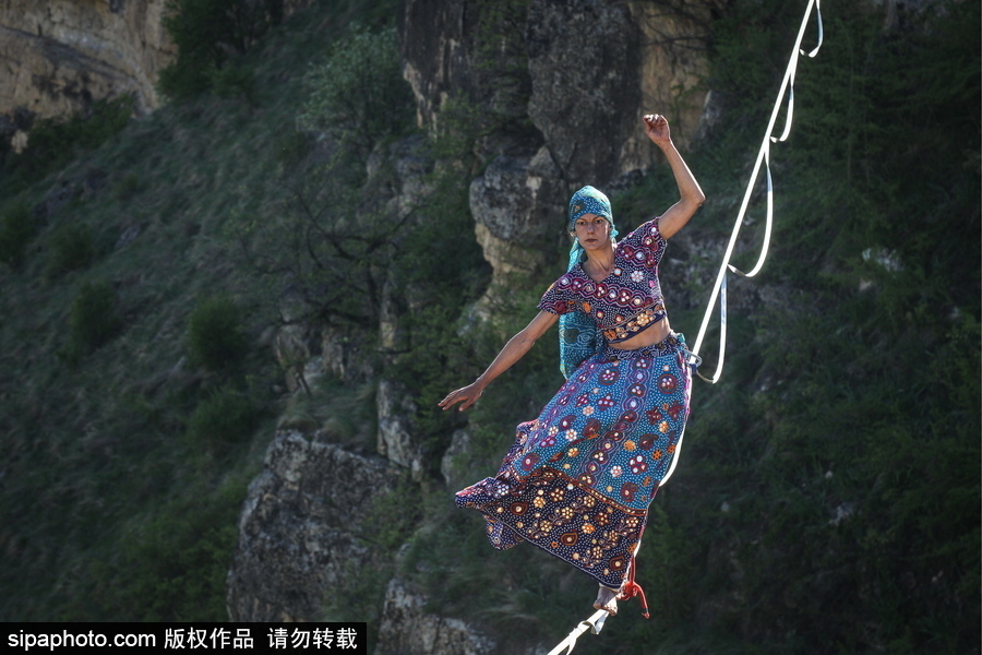 俄羅斯高空走繩節(jié)舉行 參賽選手高空炫技驚險(xiǎn)刺激