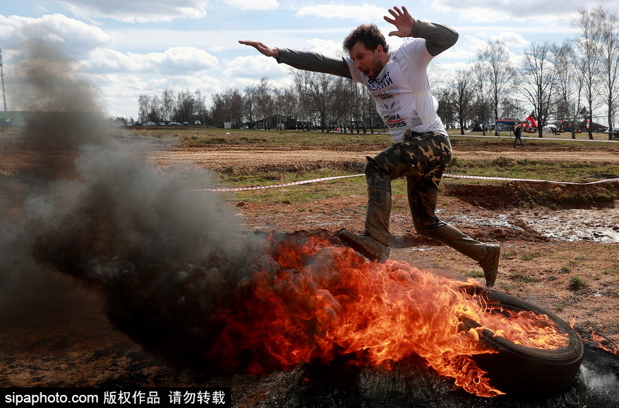 莫斯科舉行“英雄種族”障礙賽 過五關(guān)斬六將“戰(zhàn)斗力”十足