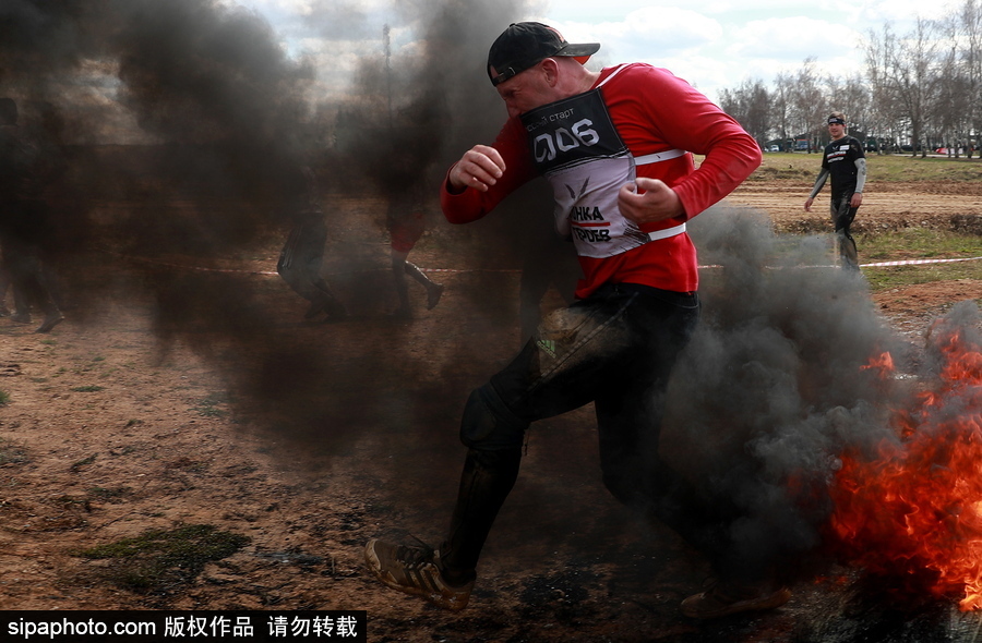 莫斯科舉行“英雄種族”障礙賽 過(guò)五關(guān)斬六將“戰(zhàn)斗力”十足