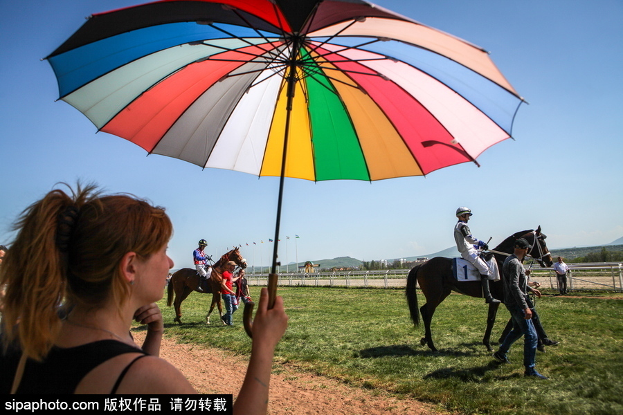 俄羅斯Pyatigorsk競(jìng)技場(chǎng) 民眾縱馬馳騁享受休閑時(shí)光