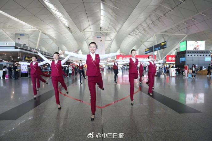 組圖：為青春點(diǎn)贊！空姐“快閃”致敬青年節(jié)