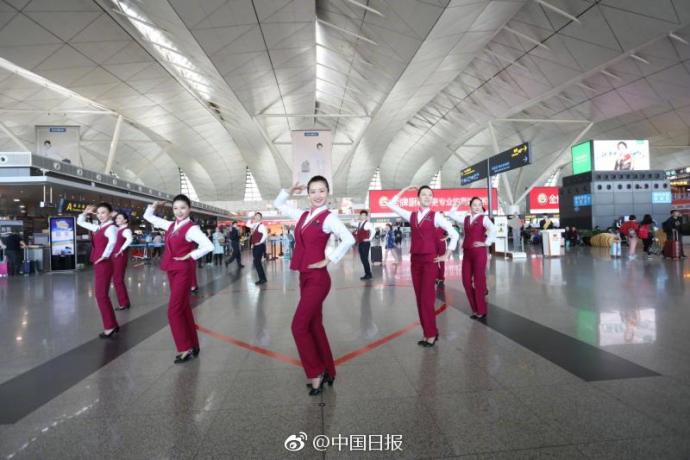組圖：為青春點(diǎn)贊！空姐“快閃”致敬青年節(jié)