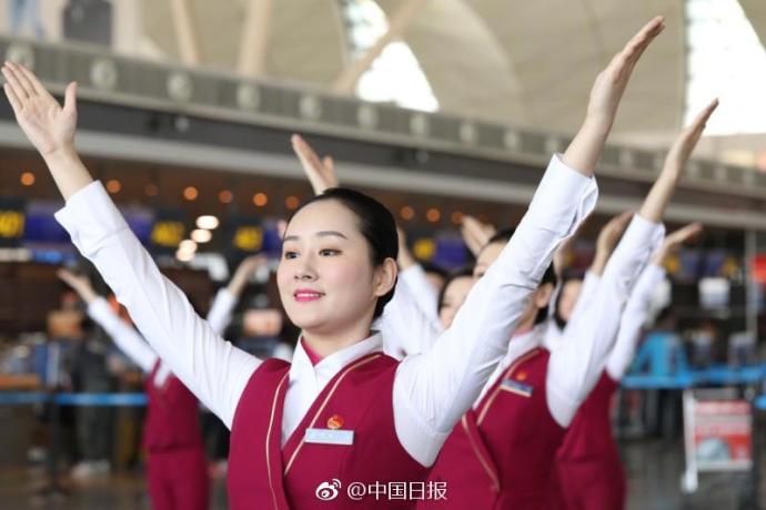 組圖：為青春點贊！空姐“快閃”致敬青年節(jié)