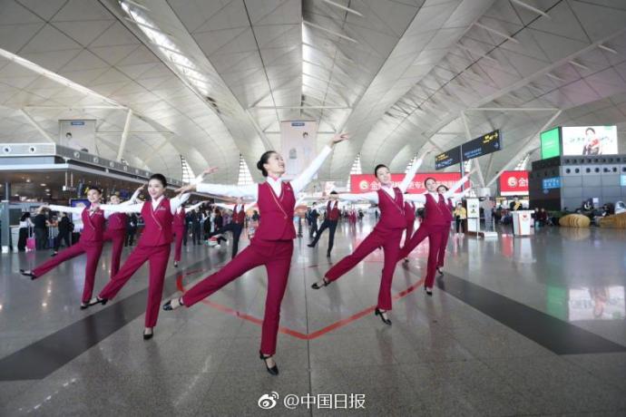 組圖：為青春點贊！空姐“快閃”致敬青年節(jié)