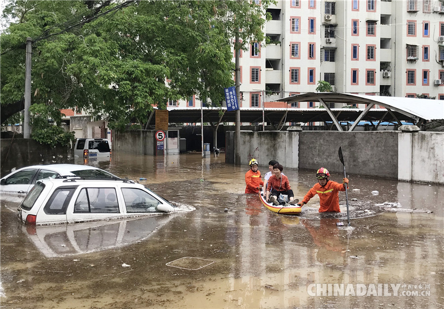 強降雨襲擊廈門 消防人員轉(zhuǎn)移被困群眾