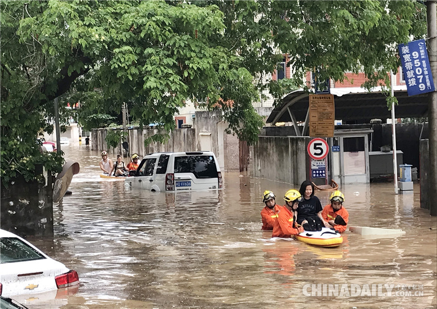 強降雨襲擊廈門 消防人員轉移被困群眾