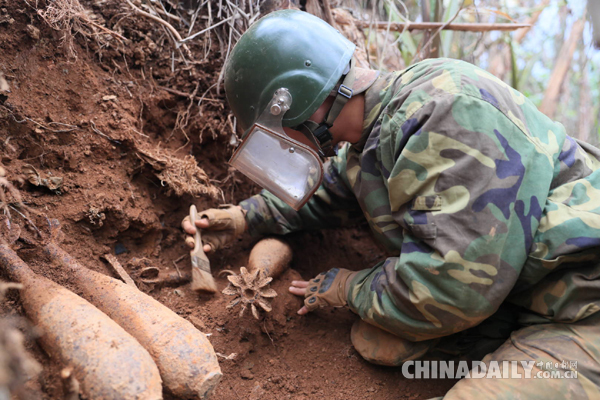 致敬！云南官兵手工搜排8000余枚爆炸物