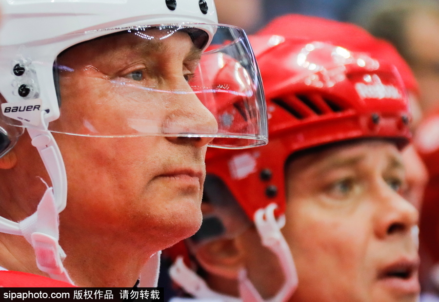 剛連任又來秀球技！ 普京上陣現(xiàn)身索契冰球賽場(chǎng)