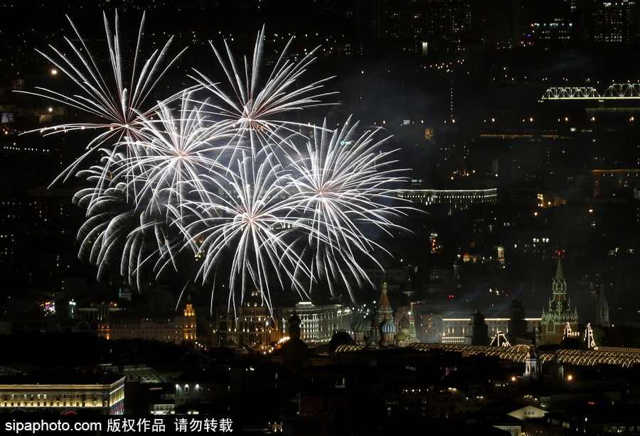 俄羅斯迎來勝利日 煙火表演點亮莫斯科夜空