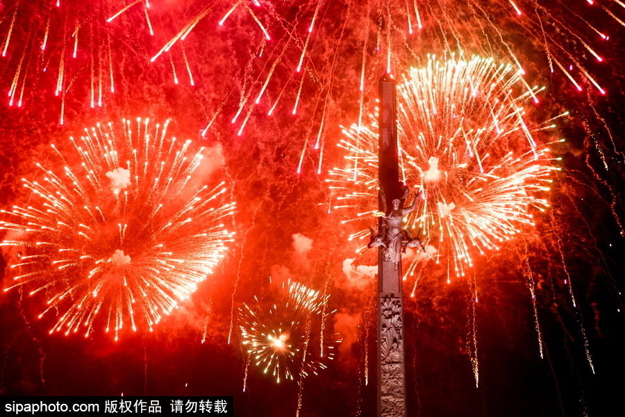 俄羅斯迎來勝利日 煙火表演點(diǎn)亮莫斯科夜空
