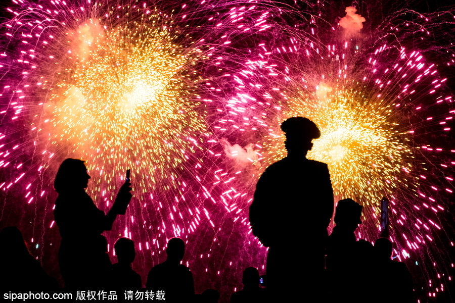 俄羅斯迎來(lái)勝利日 煙火表演點(diǎn)亮莫斯科夜空