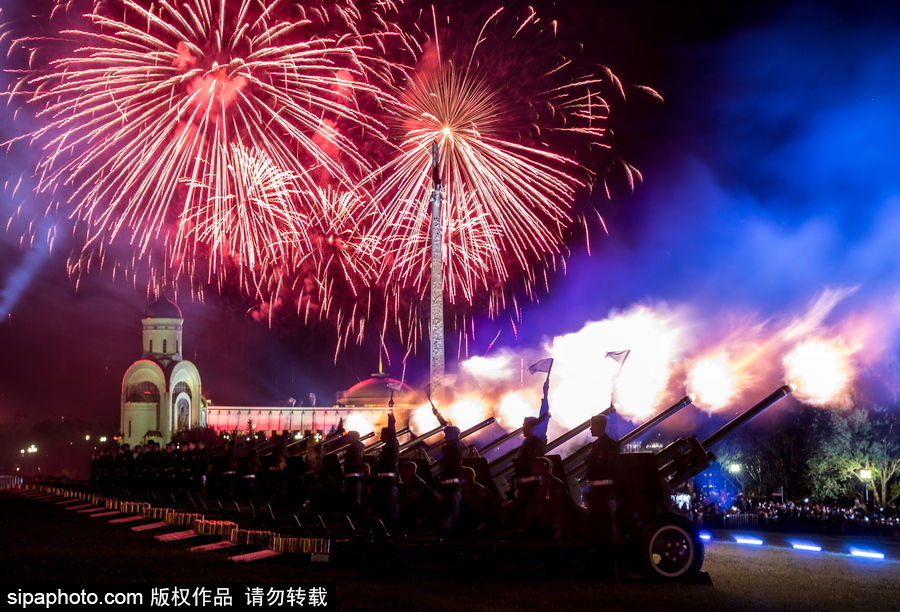 俄羅斯迎來(lái)勝利日 煙火表演點(diǎn)亮莫斯科夜空