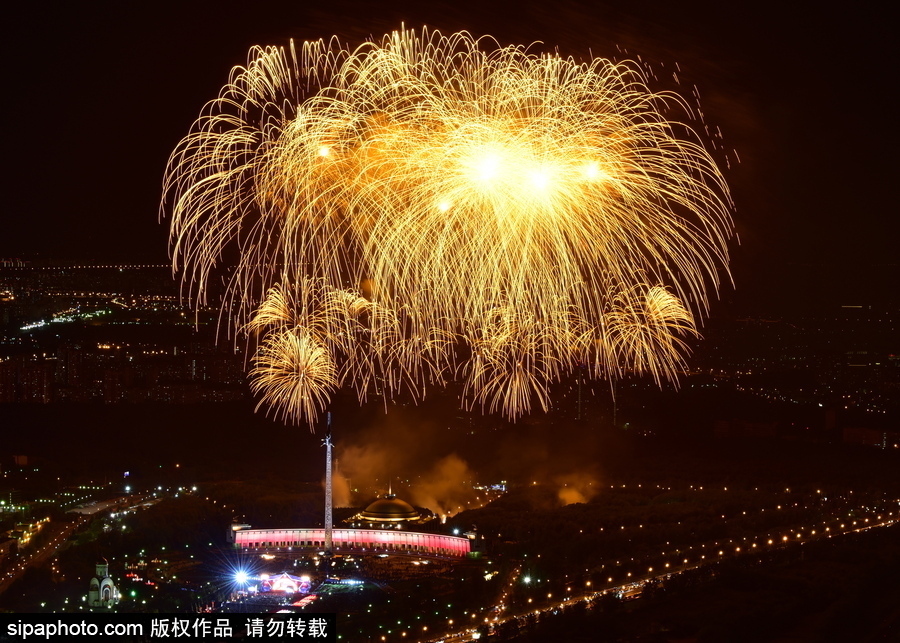 俄羅斯迎來勝利日 煙火表演點(diǎn)亮莫斯科夜空