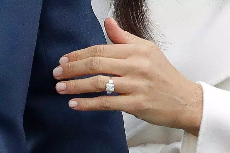 梅根鉆戒成“網(wǎng)紅”，哈里親手設(shè)計，致敬戴安娜，但和女王的鉆石庫里南比起來……