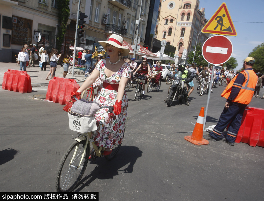 烏克蘭基輔參加春季“復(fù)古騎行”活動 民眾復(fù)古裝扮盛裝出行