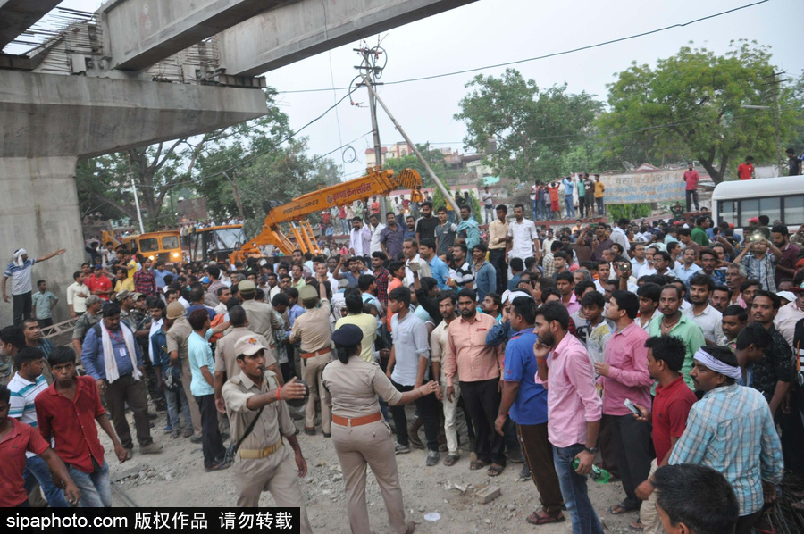 印度火車(chē)站一在建天橋倒塌 造成18人死亡數(shù)人被困