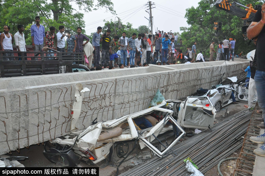 印度火車(chē)站一在建天橋倒塌 造成18人死亡數(shù)人被困