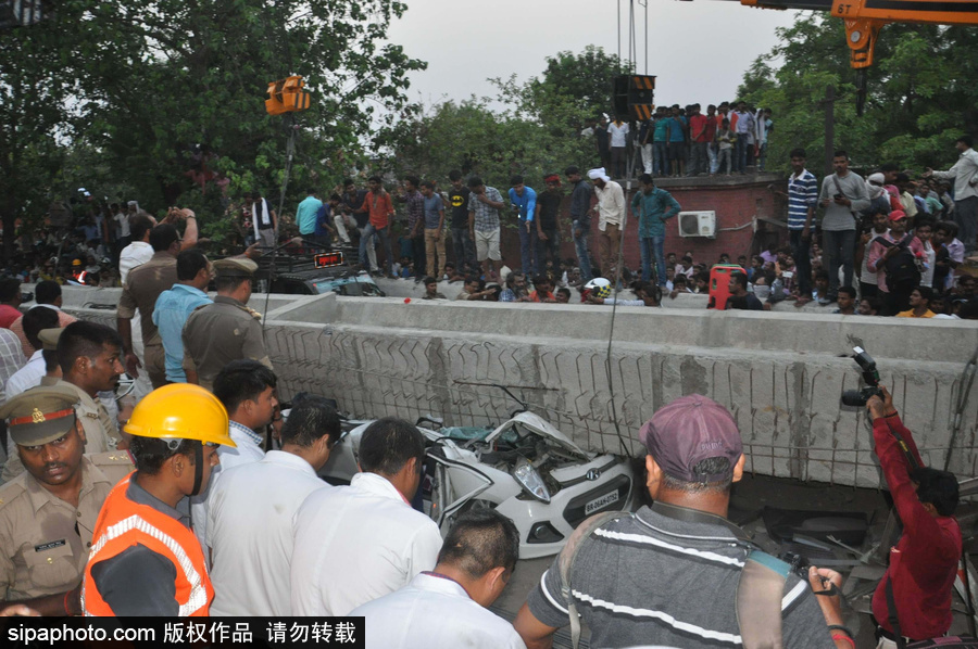 印度火車站一在建天橋倒塌 造成18人死亡數(shù)人被困