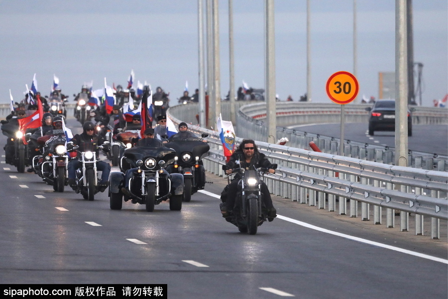 俄羅斯克里米亞大橋通車(chē) 民眾駕車(chē)通行慶祝