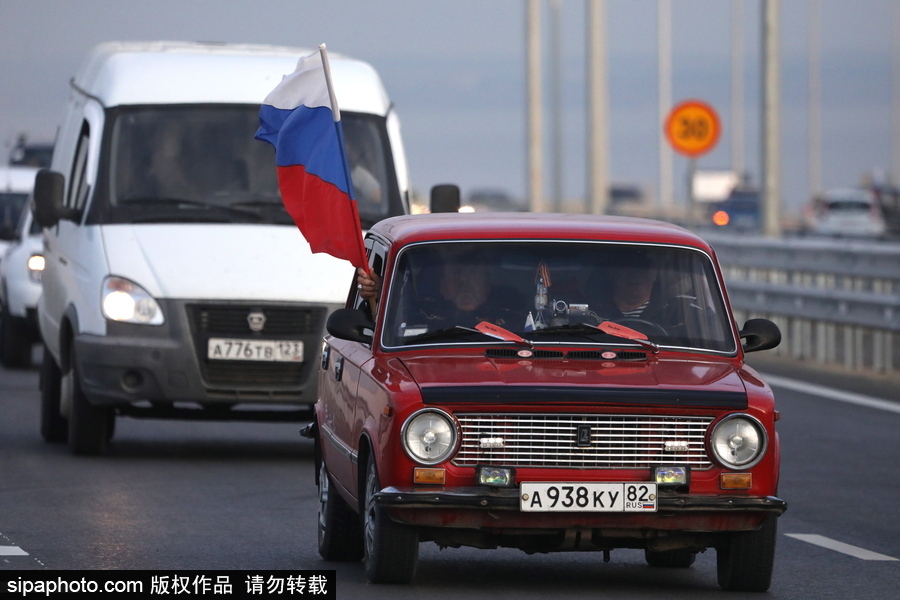 俄羅斯克里米亞大橋通車(chē) 民眾駕車(chē)通行慶祝