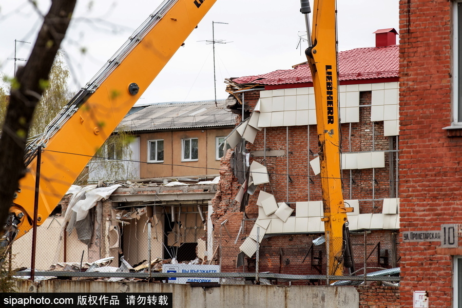 俄羅斯克麥羅沃購(gòu)物中心作業(yè) 建筑外墻拆除中
