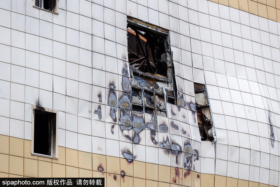 俄羅斯克麥羅沃購物中心作業(yè) 建筑外墻拆除中