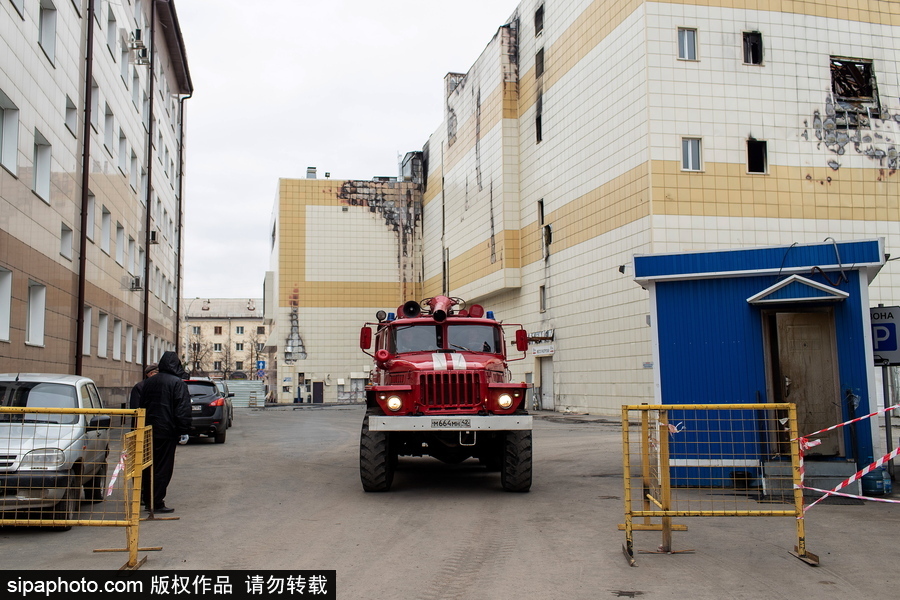 俄羅斯克麥羅沃購物中心作業(yè) 建筑外墻拆除中