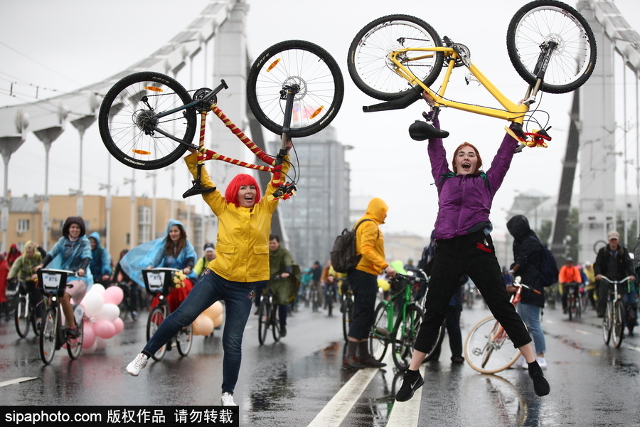 俄羅斯民眾參加自行車游行 綿綿細雨享受騎行樂趣
