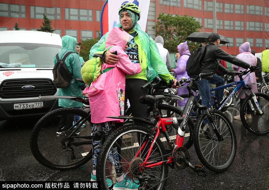 俄羅斯民眾參加自行車游行 綿綿細(xì)雨享受騎行樂(lè)趣