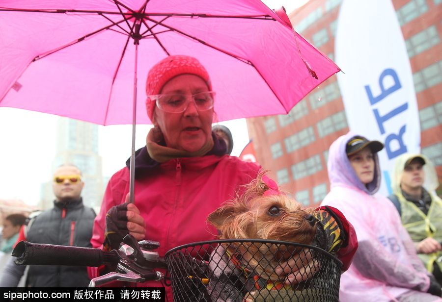 俄羅斯民眾參加自行車(chē)游行 綿綿細(xì)雨享受騎行樂(lè)趣