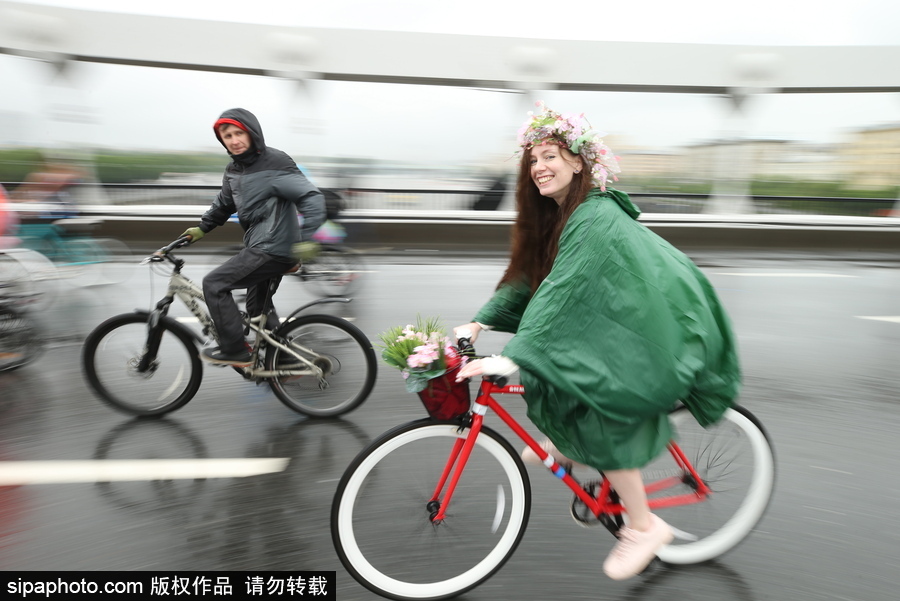 俄羅斯民眾參加自行車游行 綿綿細雨享受騎行樂趣