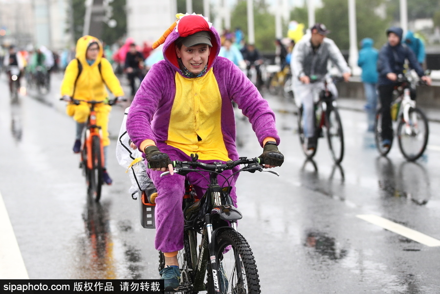 俄羅斯民眾參加自行車游行 綿綿細(xì)雨享受騎行樂(lè)趣