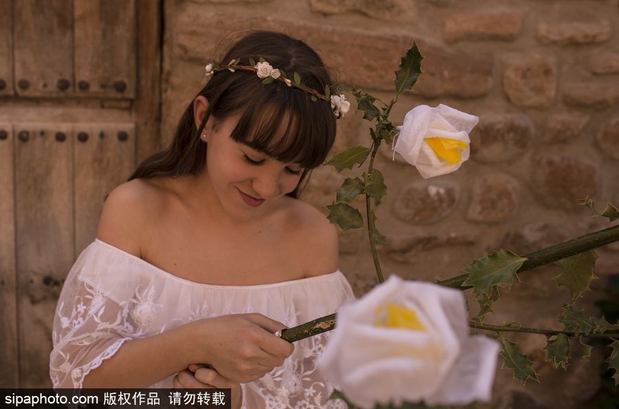 西班牙小鎮(zhèn)慶祝傳統(tǒng)節(jié)日 百名白衣“圣女”舉鮮花游行