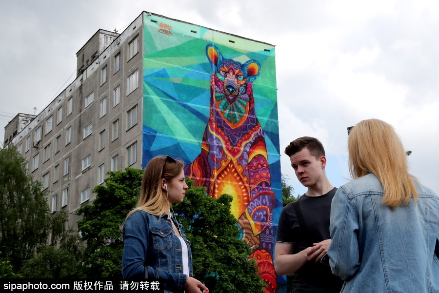 2018俄羅斯世界杯前瞻：30米高彩色熊涂鴉亮相莫斯科街頭