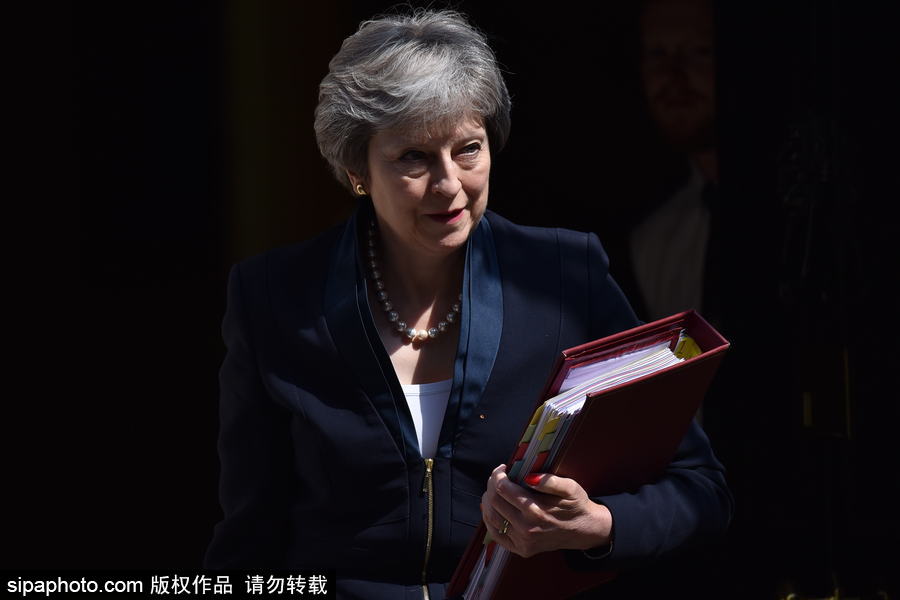 英國(guó)首相特麗莎·梅現(xiàn)身唐寧街 頭發(fā)在風(fēng)中凌亂秒變“雞冠”