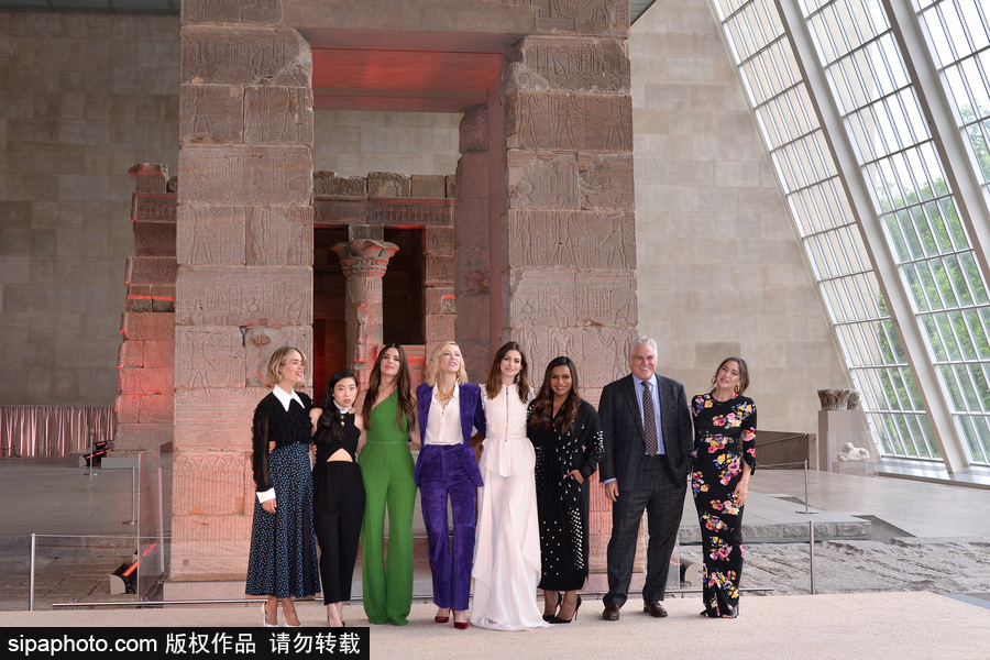 女王扎堆！布蘭切特、安妮·海瑟薇、桑德拉·布洛克現(xiàn)身新片發(fā)布會