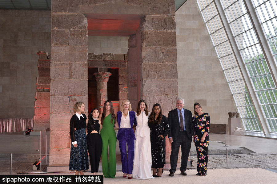 女王扎堆！布蘭切特、安妮·海瑟薇、桑德拉·布洛克現(xiàn)身新片發(fā)布會