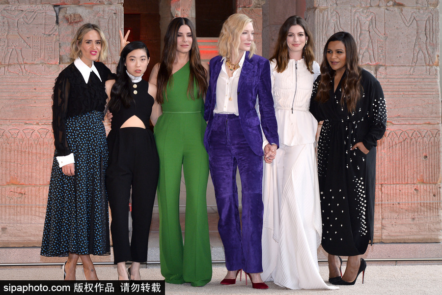 女王扎堆！布蘭切特、安妮·海瑟薇、桑德拉·布洛克現(xiàn)身新片發(fā)布會(huì)