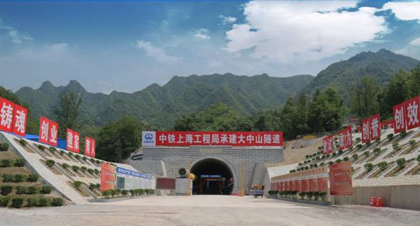 世界最長重載鐵路蒙華鐵路大中山隧道提前5個(gè)月貫通 將用于“北煤南運(yùn)”年輸送量2億噸