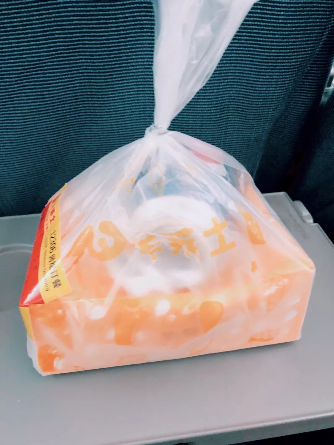 雙語：老外第一次坐高鐵超開心：沒人抽煙，還能伸直腿